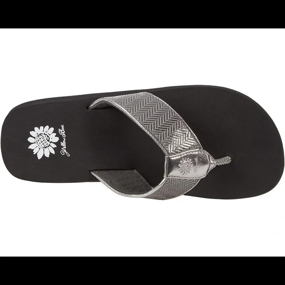 Yellow box flip flops Fahima color pewter medium width New in box - Picture 2 of 6